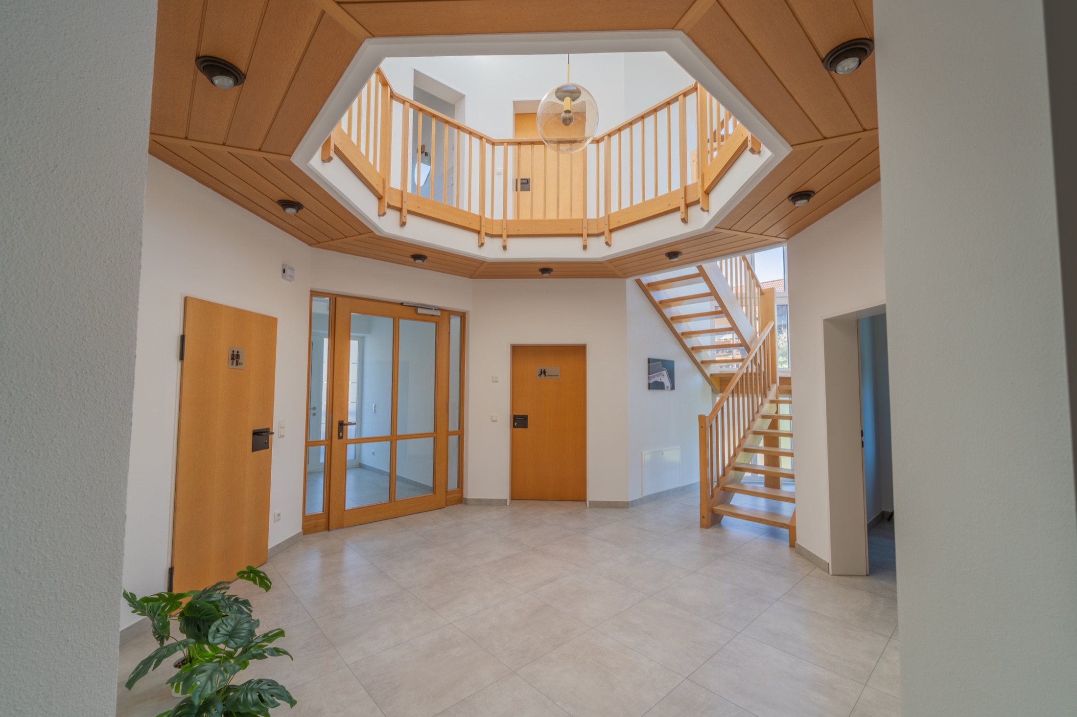 Eingangshalle mit offenem Treppenhaus – Beispiel unserer Immobilienfotografie