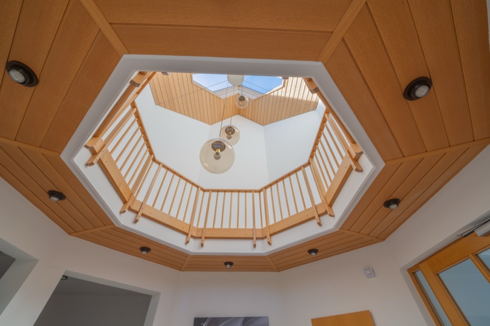 Offenes Atrium mit Holzgeländer und Oberlicht