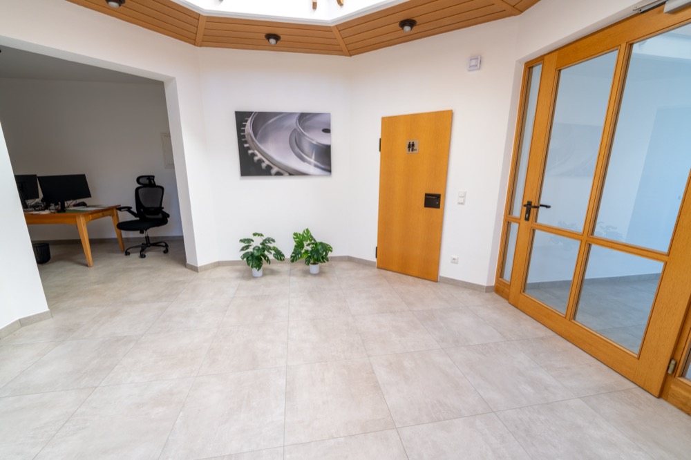 Heller Empfangsbereich mit Büro und Wandbild