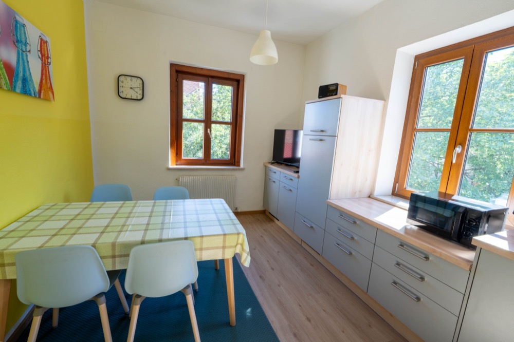 Küche mit Essbereich in sonnigem Gelb