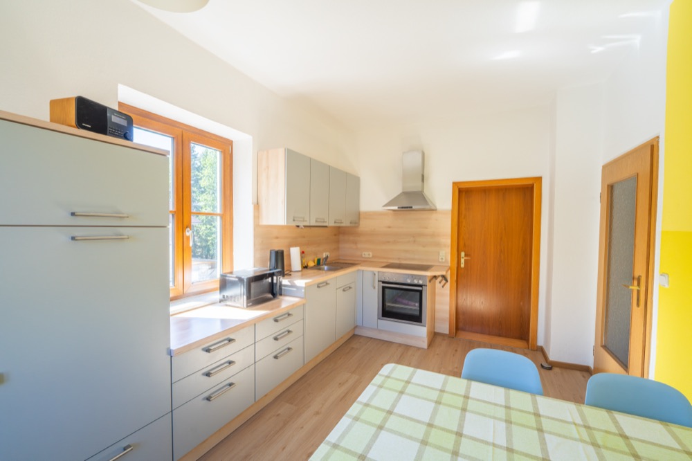 Moderne Einbauküche in Grau