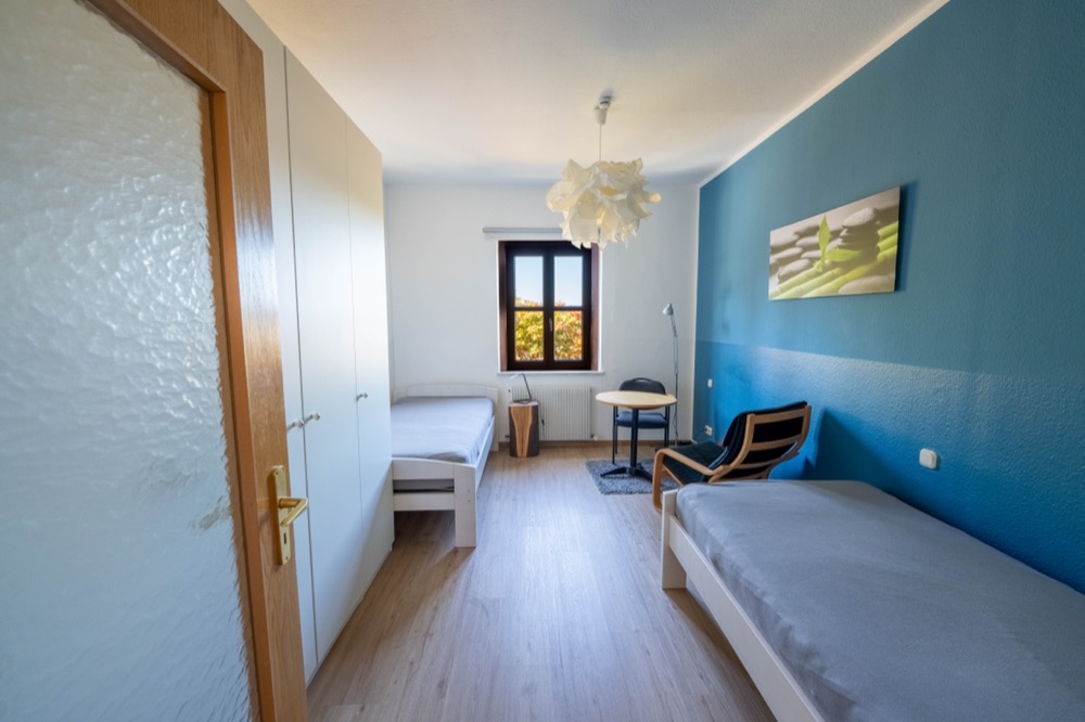 Schlafzimmer mit blauer Akzentwand