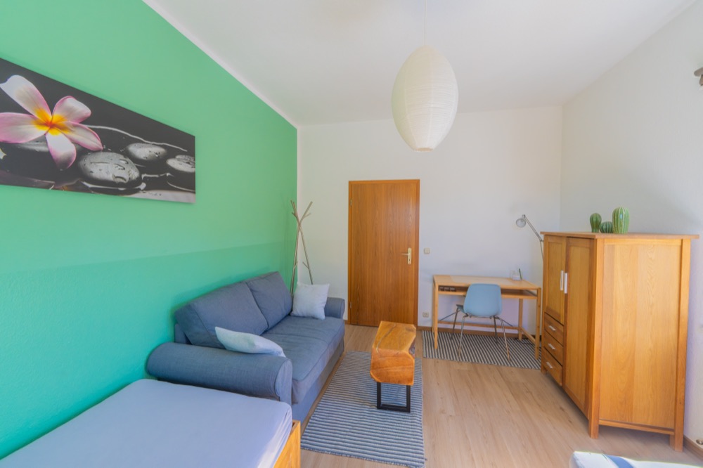 Wohnbereich mit Sofa und Wandbild